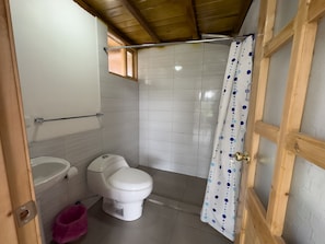 Habitació doble econòmica | Bany | Tovalloles
