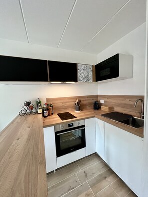Grille-pain, blender, batterie de cuisine, vaisselle et ustensiles