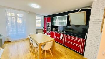 Køleskab/fryser i fuld størrelse, mikrobølgeovn, ovn, kogeplade