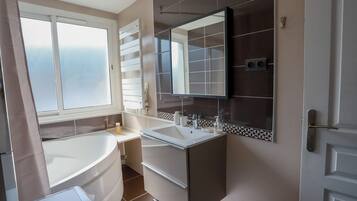 Bathtub, hair dryer, towels