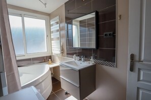 Badewanne, Haartrockner, Handtücher