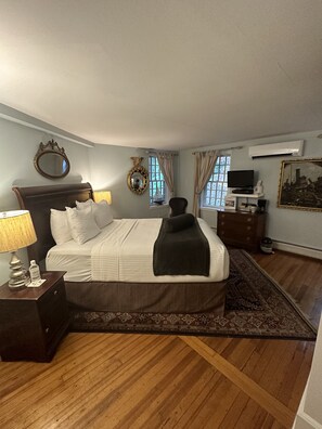 Captain's Room | 1 bedroom, iron/ironing board, free WiFi, bed sheets - Buttermilk Falls Inn (Milton)