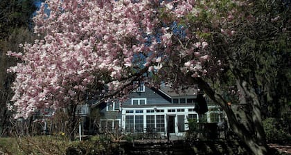 Buttermilk Falls Inn