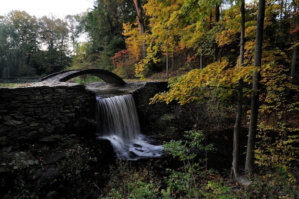 Water view - Buttermilk Falls Inn (Milton)