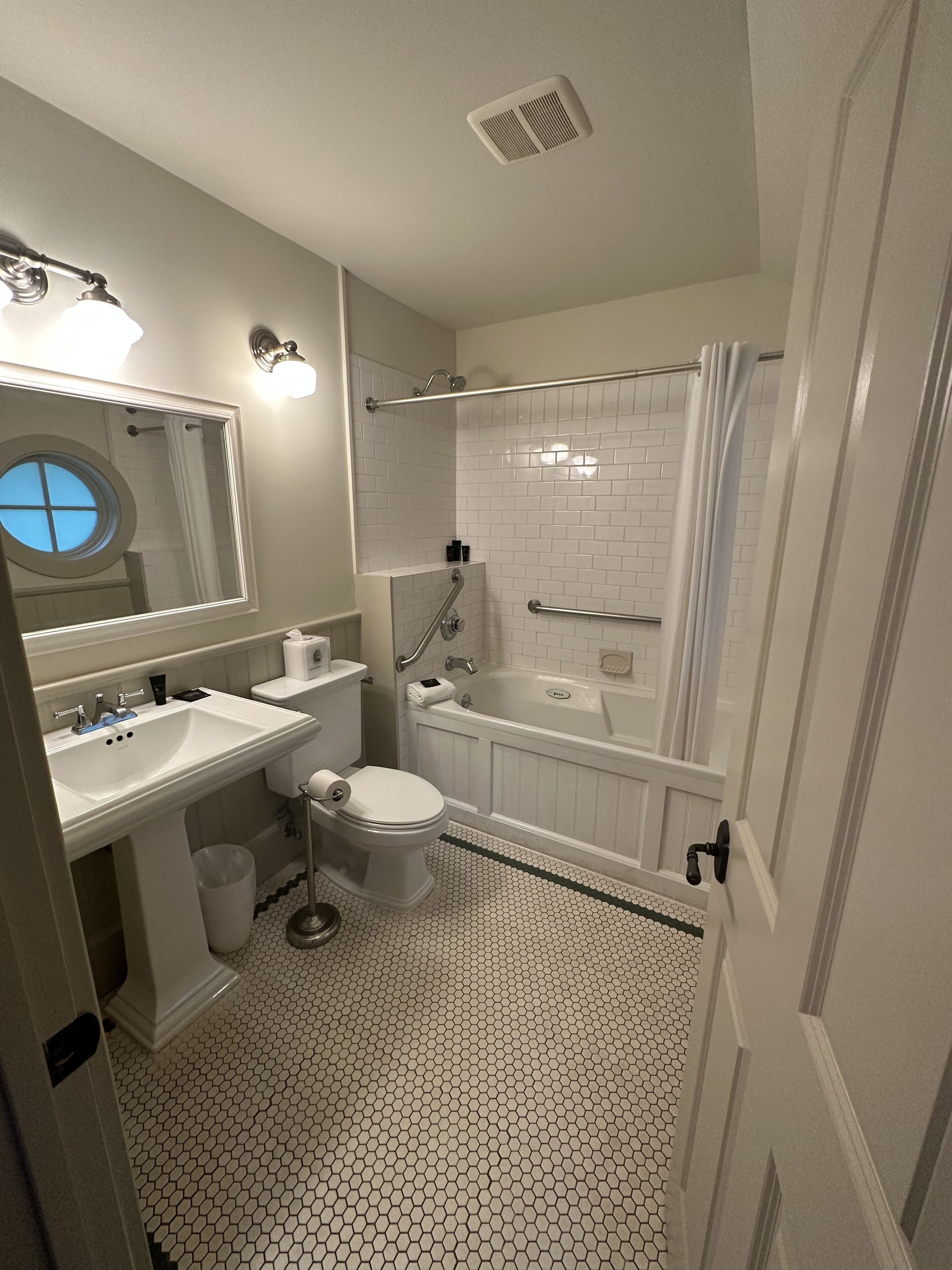 A bathroom with a toilet, sink, and bathtub.