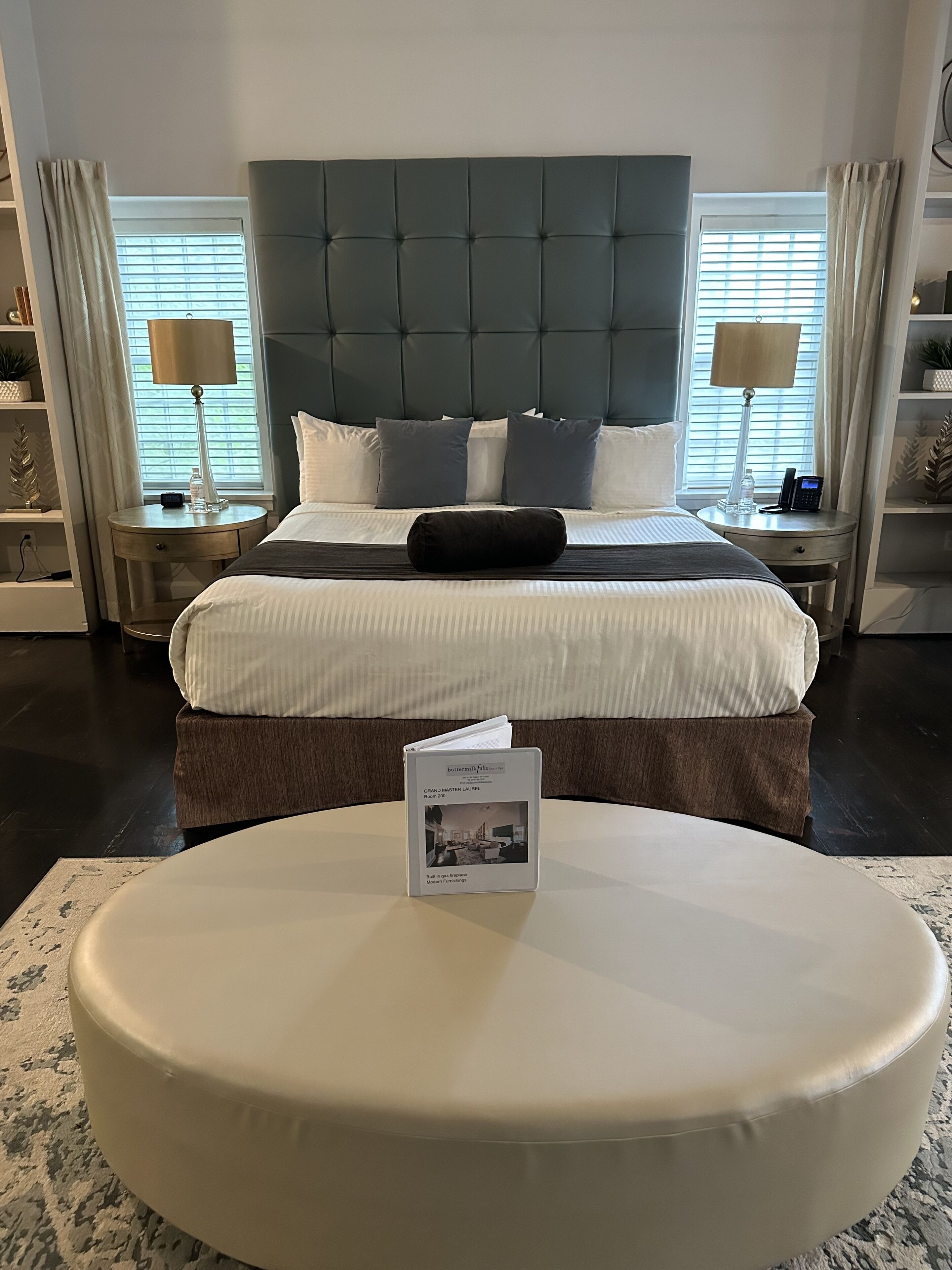 Een hotelkamer met een groot bed, een nachtkastje met een lamp en een nachtkastje.