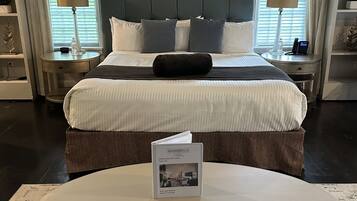 Een hotelkamer met een groot bed, een nachtkastje met een lamp en een nachtkastje.