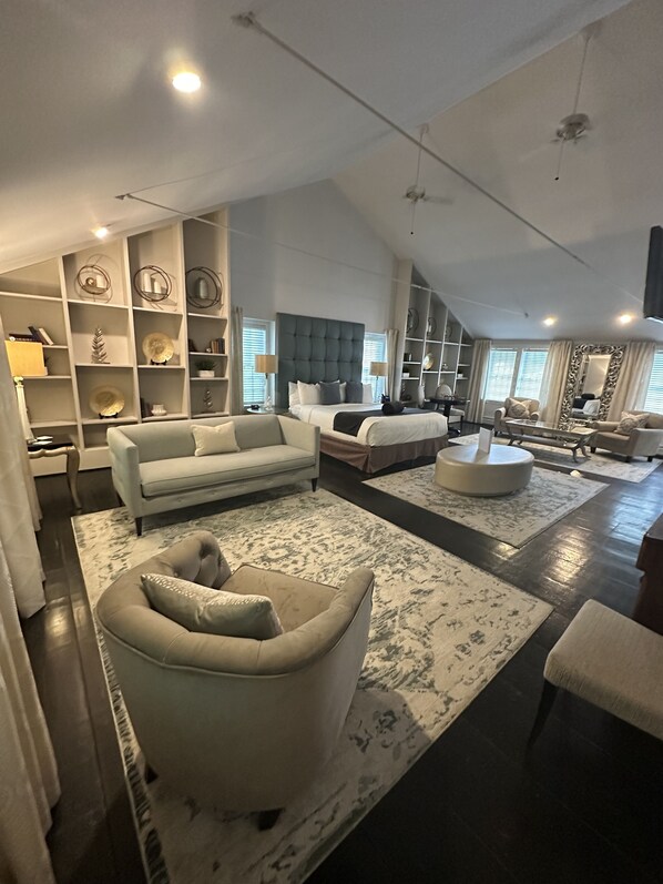 غرفة واسعة - سرير ملكي - بحمام داخل الغرفة - بمنظر للنهر | 1 غرفة نوم ومكواة/لوح كي وواي فاي مجانًا وملاءات أسرّة