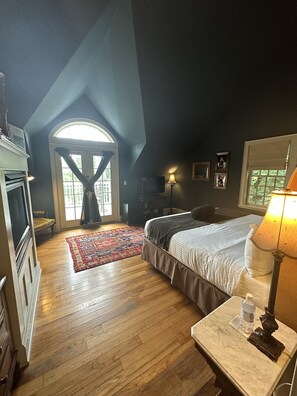 Huone, 1 suuri parisänky, takka, jokinäköala | 1 makuuhuone, silitysrauta/-lauta, ilmainen Wi-Fi, vuodevaatteet