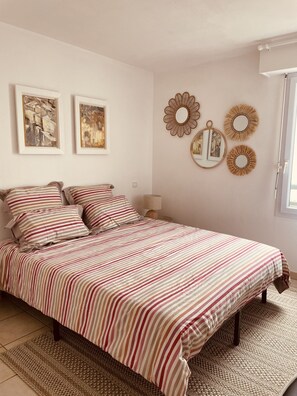 2 slaapkamers, een strijkplank/strijkijzer, wifi, beddengoed