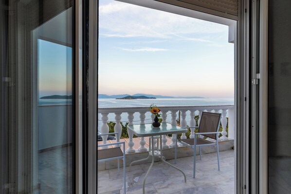 Suíte superior, vista para o mar | Terraço/pátio