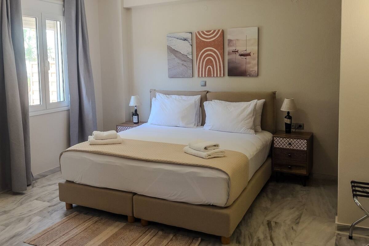 Suite, Sea View | Hypo-allergenic bedding available, soundproofing, WiFi (free)