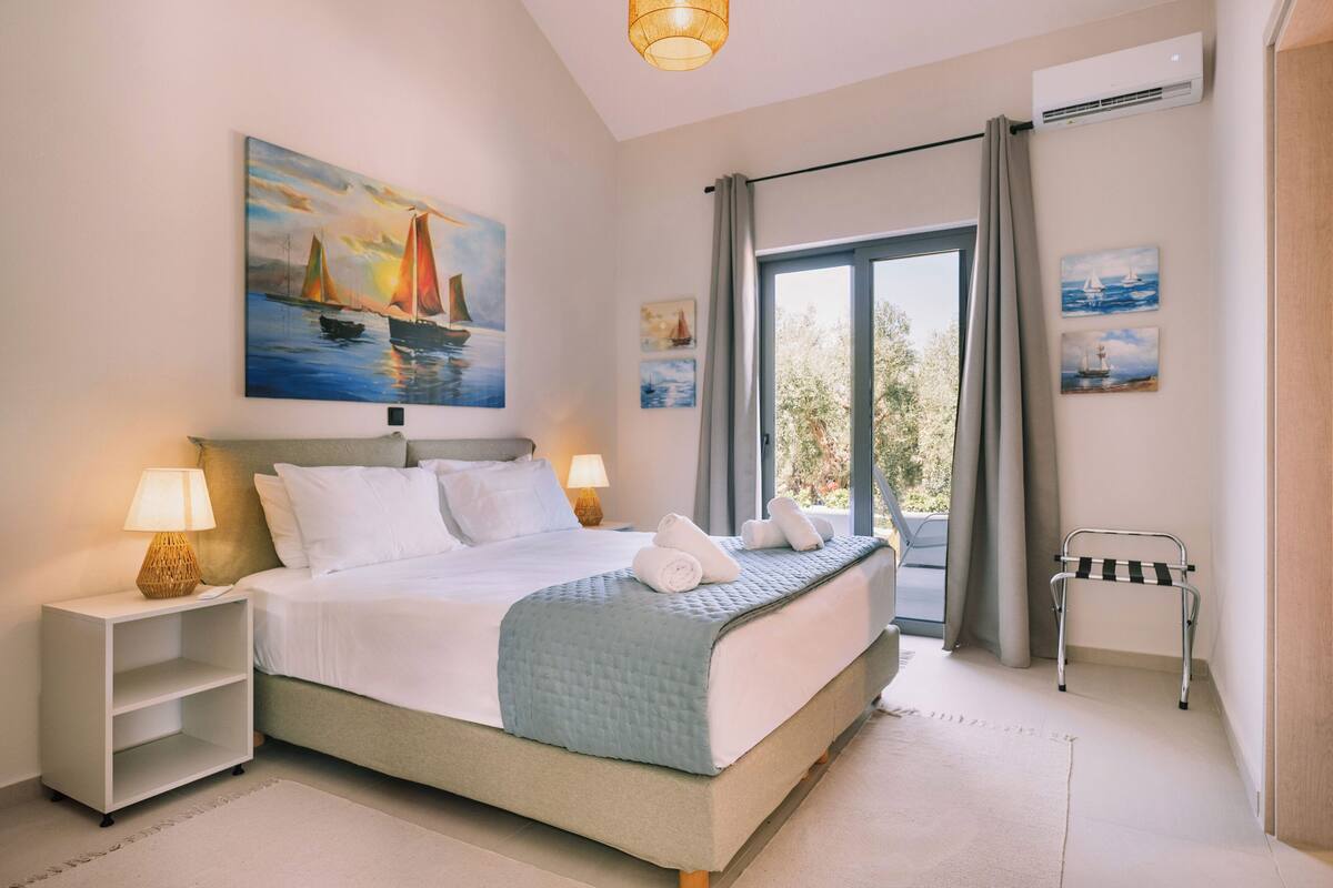 Deluxe Suite, Sea View | Hypo-allergenic bedding available, soundproofing, WiFi (free)