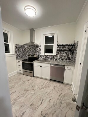 Fridge, microwave, oven, stovetop - Renovated, Clean 1 bedroom in Forest Hills - A (Durham)