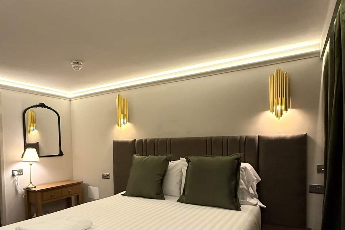 1 bedroom, Egyptian cotton sheets, premium bedding, desk