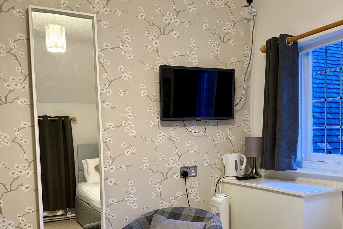 1 bedroom, Egyptian cotton sheets, premium bedding, desk