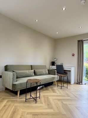 Superior Double Room, Ensuite, Garden View (Lounge & private garden) | Lounge - The Old Farm Hotel (Birmingham)