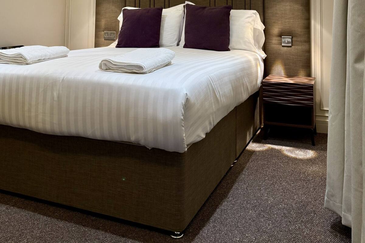 1 bedroom, Egyptian cotton sheets, premium bedding, desk