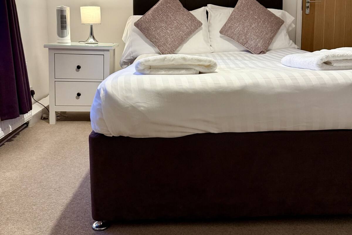 1 bedroom, Egyptian cotton sheets, premium bedding, desk