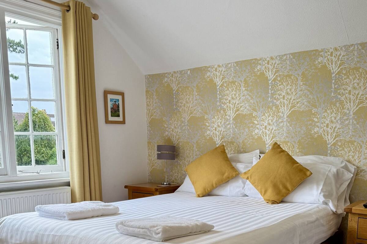 1 bedroom, Egyptian cotton sheets, premium bedding, desk