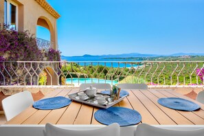 Outdoor dining - Apartment Glory in Sardinia with sea view and access to the swimming pool (Golfo Aranci)