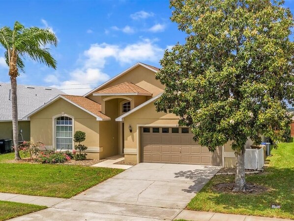 Exterior - Minutes to Disney! Spacious 3BR Family Home w/ POOL! Pool Table & Themed Rooms! (Kissimmee)