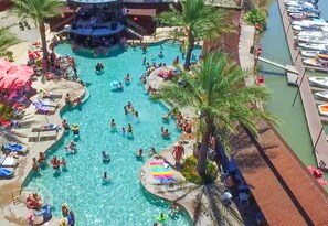 Piscine extérieure (ouverte en saison), parasols de plage