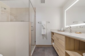 Deluxe Single Room | Bathroom | Shower, rainfall showerhead, hair dryer, soap