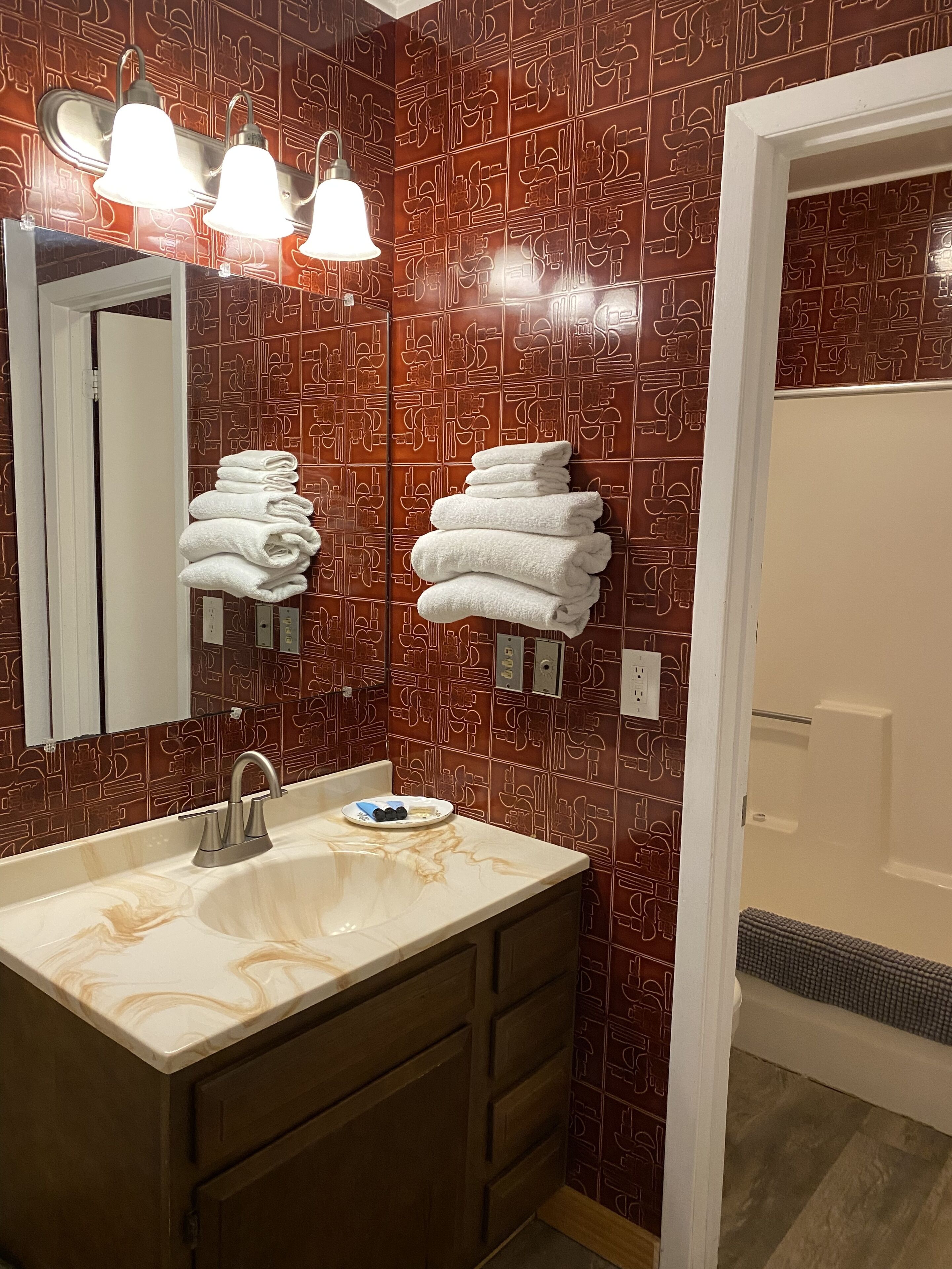 غرفة - سرير ملكي | حمام | وحدات دش مزودة بخاصية التدليك بالمياه، مناشف، صابون، شامبو