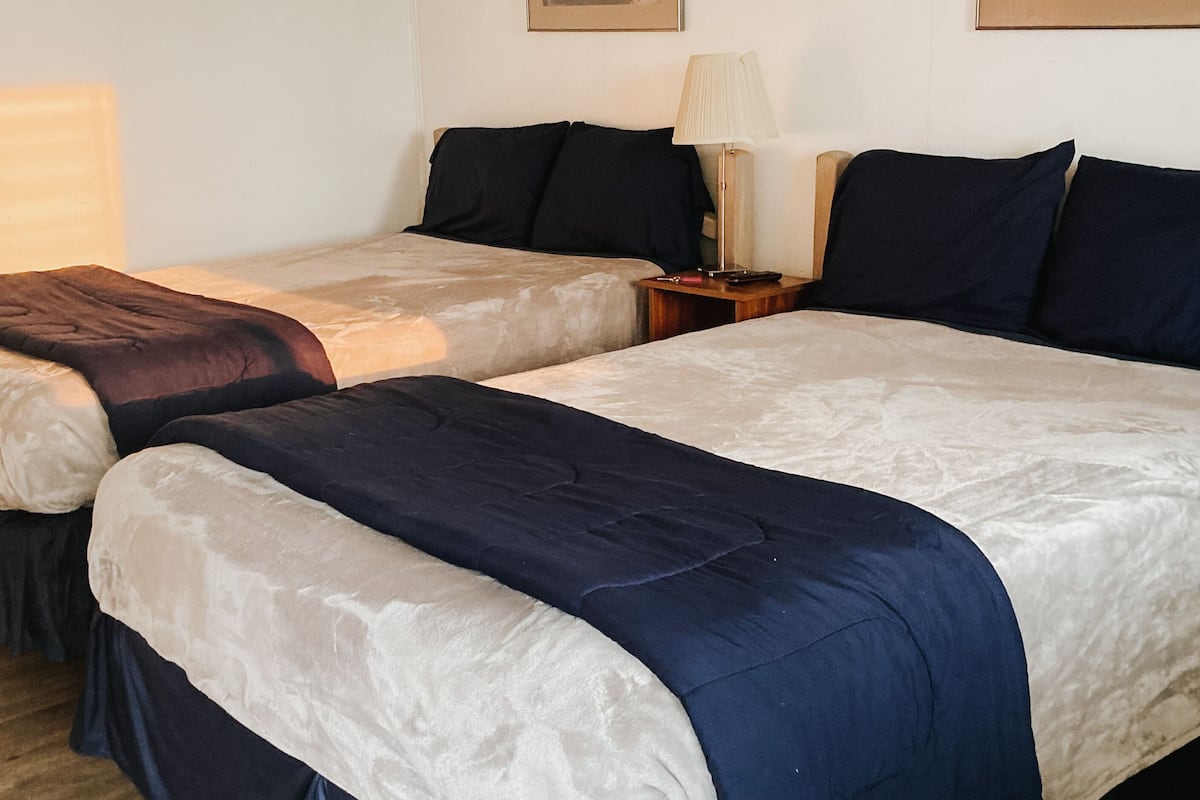 Eenvoudige kamer, 2 tweepersoonsbedden | 1 slaapkamer, individueel gedecoreerd, individueel gemeubileerd
