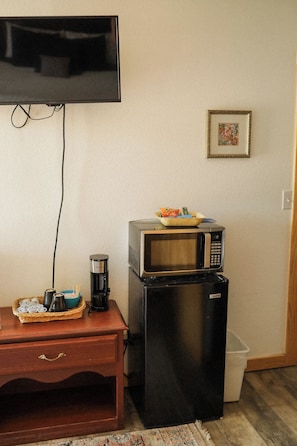 Room, 1 King Bed | Living area | Smart TV