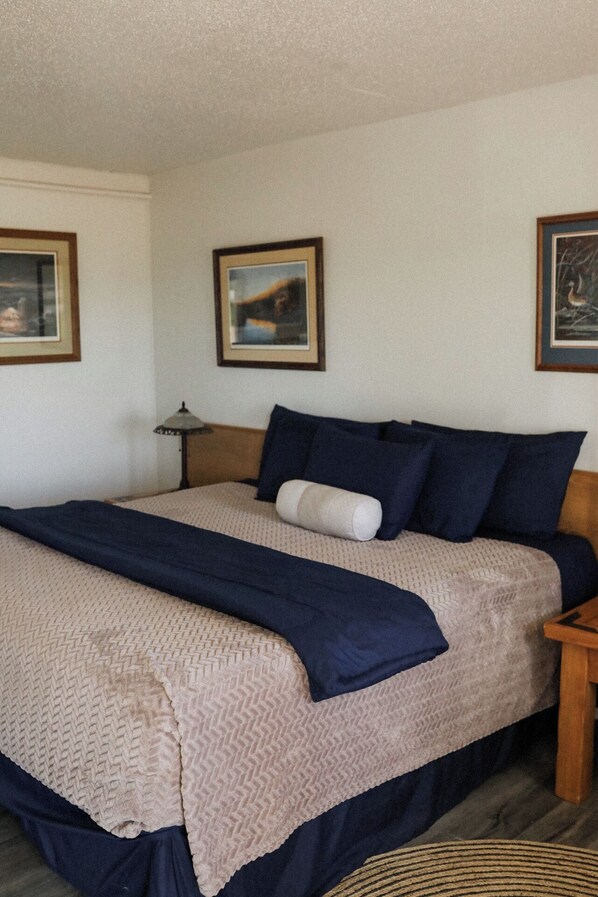 Classic Room, 1 King Bed | Individually decorated, individually furnished, free WiFi, bed sheets