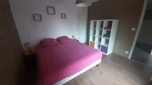 3 chambres, fer et planche à repasser, lit de bébé portatif