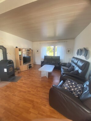 TV, fireplace, foosball, stereo