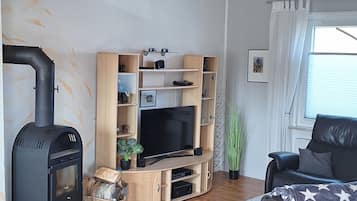 Fernseher, Kamin, Tischfußball, Stereoanlage