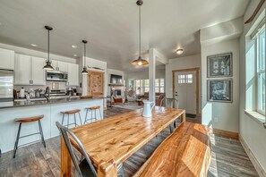 Dining - Silver Rush- Brand New Railyard home minutes to Copper & Ski Cooper! (Leadville)