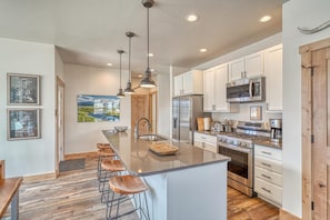 Refrigerador, microondas, horno y parrilla de estufa