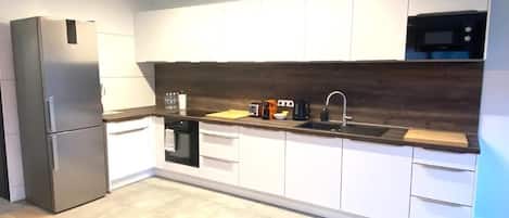 Full-sized fridge, microwave, oven, stovetop