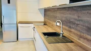 Full-sized fridge, microwave, oven, stovetop