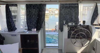 Wake up ON the lake aboard Sleuth!