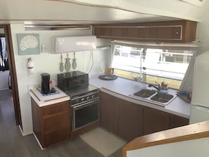 Refrigerador, microondas, cafetera y tetera y toallas de papel