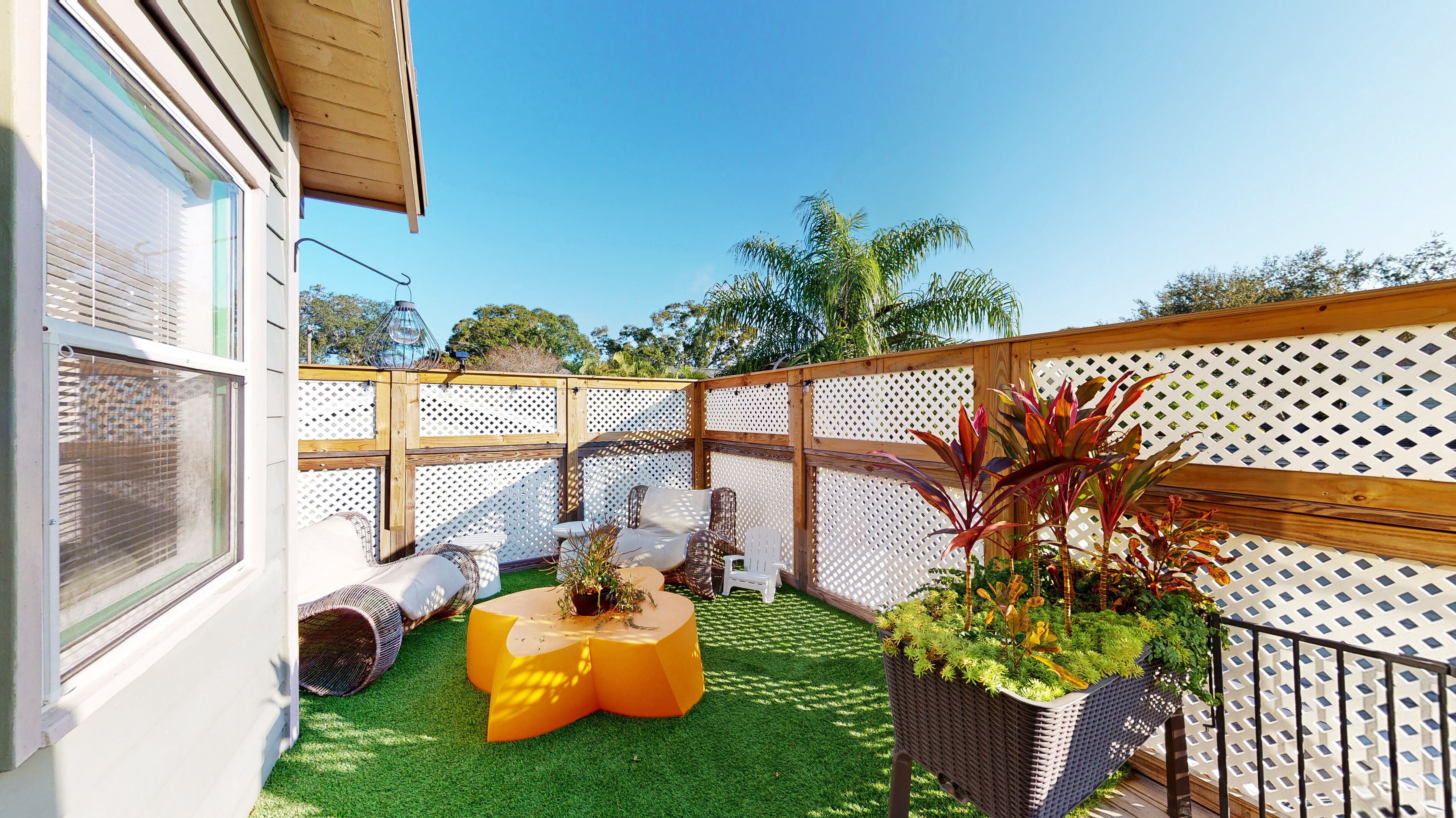 Fun & Funky Apartment on 2nd floor in Crescent Heights, St Pete. Private patio!
