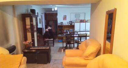 Casa de Tres Habitaciones con Sala de Azador, no se Permiten Mascotas ni Niños