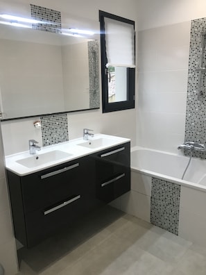 Douche, sĂšche-cheveux, serviettes fournies, papier toilette