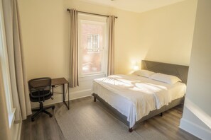 1 bedroom, desk, iron/ironing board, free WiFi - Walk to Duke Campus! 1 Bedroom in Trinity Park! (Durham)