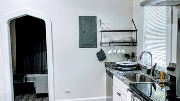 Réfrigérateur, four à micro-ondes, un four, surface de cuisson