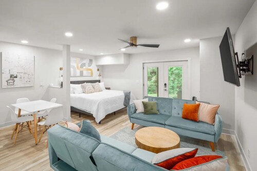 
The Biker Bunker- Hot Tub - Next to MTB & Close to Downtown Bentonville