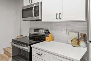 Geladeira, micro-ondas, fogão, cooktop
