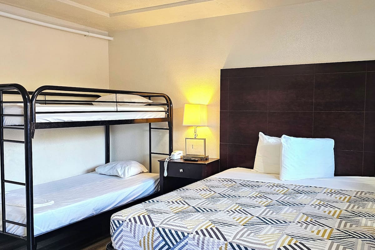 Family Studio Queen Bed with Bunk Bed | 1 quarto, ferros/tábuas de passar roupa, Wi-Fi de cortesia