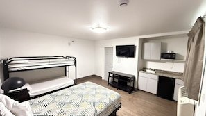 Estudi familiar, 1 llit de matrimoni (Family Studio Queen Bed with Bunk Bed) | 1 dormitori, planxa i posts de planxar, wifi gratuïta i roba de llit